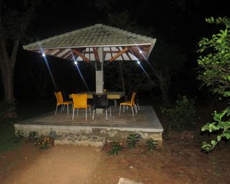 Rimaka Village - Tourist Board Approved Hotel - Habarana - Patio