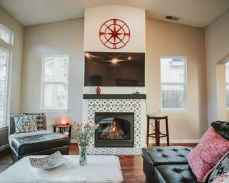 Central Coziness - Steps from Chico's Hub - Chico - Sala de estar