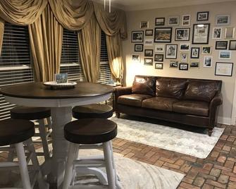 Nostalgic Gulf Coast Getaway Convenient Location! Sleeps 6 Modern Conveniences - D'Iberville - Jadalnia