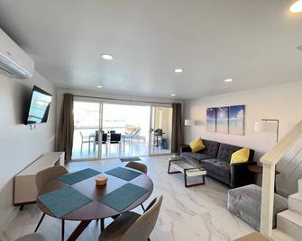 Modern Waterfront Villa 5 mins walk to beach - Saint John's - Salon