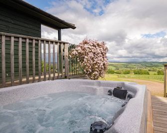 5 Star Award Winning -The Lodge - with hot tub - sleeps 2 - Lauder - Pool