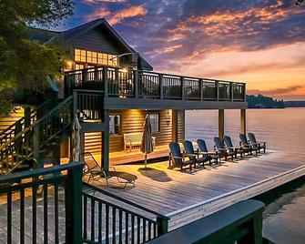 Hard packed Sandy Beach, spacious 7 brdm 6 bath! Boathouse w Sleeping & Sundeck! - Minett