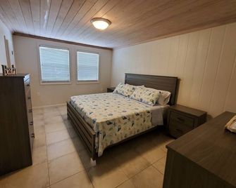 100ft from the most beautiful beach and crystal clear water, with free golf cart - Spanish Wells - Bedroom