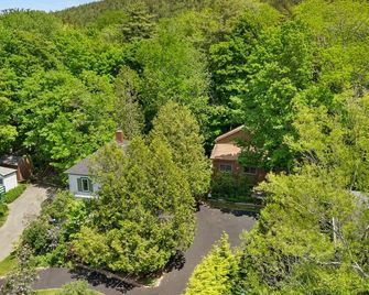 Alluring home with full kitchen, furnished patio, washer/dryer & private yard - Mount Desert - Outdoors view