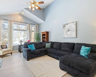 Bright Batavia Home-3bdrmw/Yard! - Batavia - Вітальня