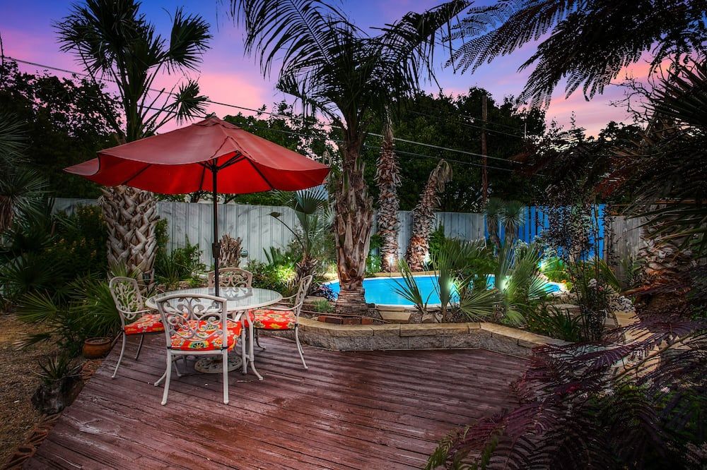 Sunset Bungalow with Hot Tub & Pool near Bishop Arts District. - דאלאס - מסעדה