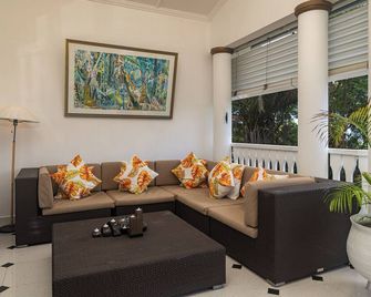 2 Bed Villa - Sleeps 4 - Pets - Pool - Garden - Beau Vallon - Living room