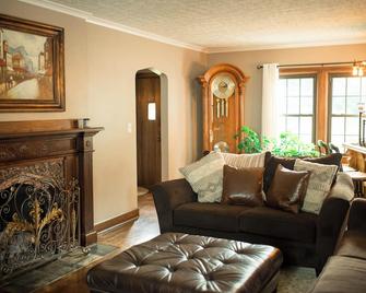 Quaint 1932 'Bissman Cottage' Completely Remodeled, in Historical Downtown area - Springfield - Living room