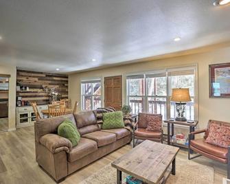 Walk to Marina Rustic Grand Lake Retreat! - Grand Lake - Living room