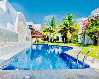 Balcony Comfort Quadruple Room with pool B&B Dolce Vita Caribe Playacar - Playa del Carmen - Pool