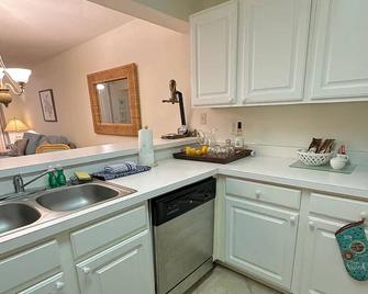 Lovely Cozy Condo In A Tropical Oasis Centrally Located ! - فورت ميرس - مطبخ