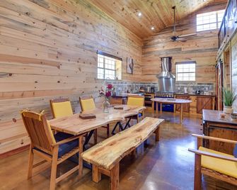 Early Cabin with Deck about 20 Mi to Lake Brownwood! - Early - Dining room