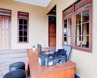 Hotel O Balikpapan near Taman Beruang Madu formerly Palm Cafe Inn - Балікпапан - Патіо