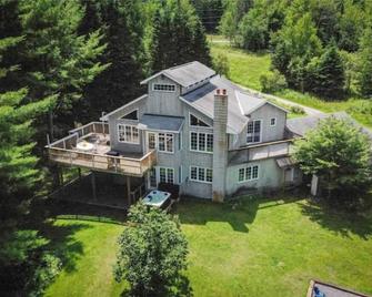 Lovely Muskoka Waterfront Cottage-Hot tub & Sauna! - Bracebridge - Building