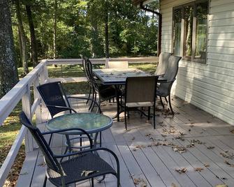 Secluded Snow Hill Riverfront home accommodates 7 near major attractions - Snow Hill - Patio
