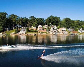 Allsports Lakehouse, Private Beachfront/Dock/Firepit/Grill/Paddleboards - Belding