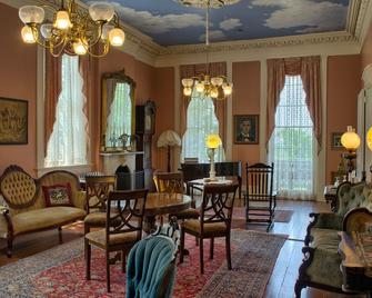 Corners Mansion Inn - A Bed & Breakfast - Vicksburg - Wohnzimmer