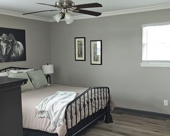 The Cozy Country Escape - Madison - Bedroom