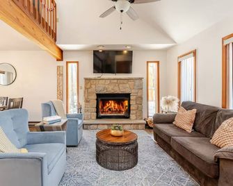 Cozy Cabin at Poconos With Hot Tub and Fire Pit - East Stroudsburg - Living room