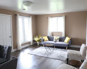 Spacious 5-bedroom farmhouse in charming Kendal, surrounded by farmlands. - Orono - Living room