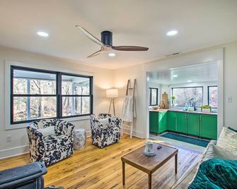Stoney Creek Cottage: Waterfront Hot Tub, Fire Pit - Nellysford - Living room