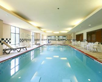 Hampton Inn North Brunswick/New Brunswick - North Brunswick - Pool