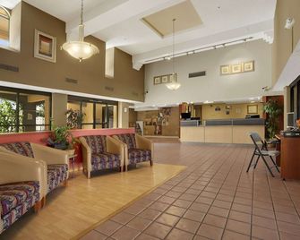 Days Inn by Wyndham Buena Park - Буена-Парк - Лоббі
