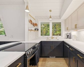 Private Nature Retreat with Pond + Fire Pit - Gambier - Cocina
