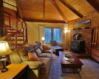 Custom Home in a Great Location with Outdoor Hot Tub - Hungry Horse - Living room