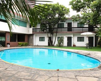Hotel Expo Plaza Business and Family Guadalajara - גוואדאלחארה - בריכה
