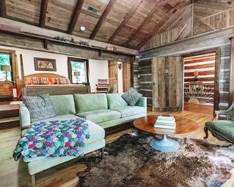 Lodge on 40 Acres | Sleeps 14 | Hot Tub | Bankhead - Moulton - Living room