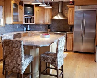 Luxury Riverside Cottage - Come and enjoy our Shack on the River! - Lambton Shores - Kitchen