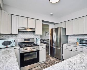 Sprawling private Pond view home - Schaumburg - Bedroom