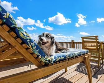 Beachfront 10br Escape | 2 Homes, Decks & Game Room - Gilchrist - Balcón