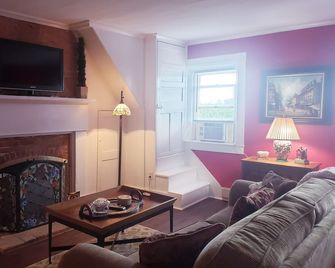 The Red Pump Inn~Est. 1812, One Bedroom Farmhouse - Ludlow Falls - Sala de estar