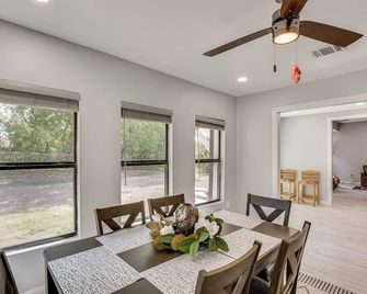 about 1 Mi to Lavon Lake Princeton Retreat - Princeton - Dining room
