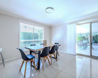 Loch Lomond - Spacious Living, Close to Zoo & Golf - Dubbo - Dining room