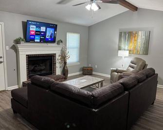 Centrally located in Cabot - Cabot - Living room
