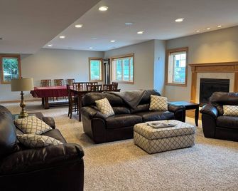 Spacious Family Retreat in Waterloo with Pool & Theater - Waterloo - Living room