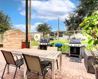 The Doral District Delight! 4 Relaxing Units, Full Kitchen, Swimming Pool! - Doral