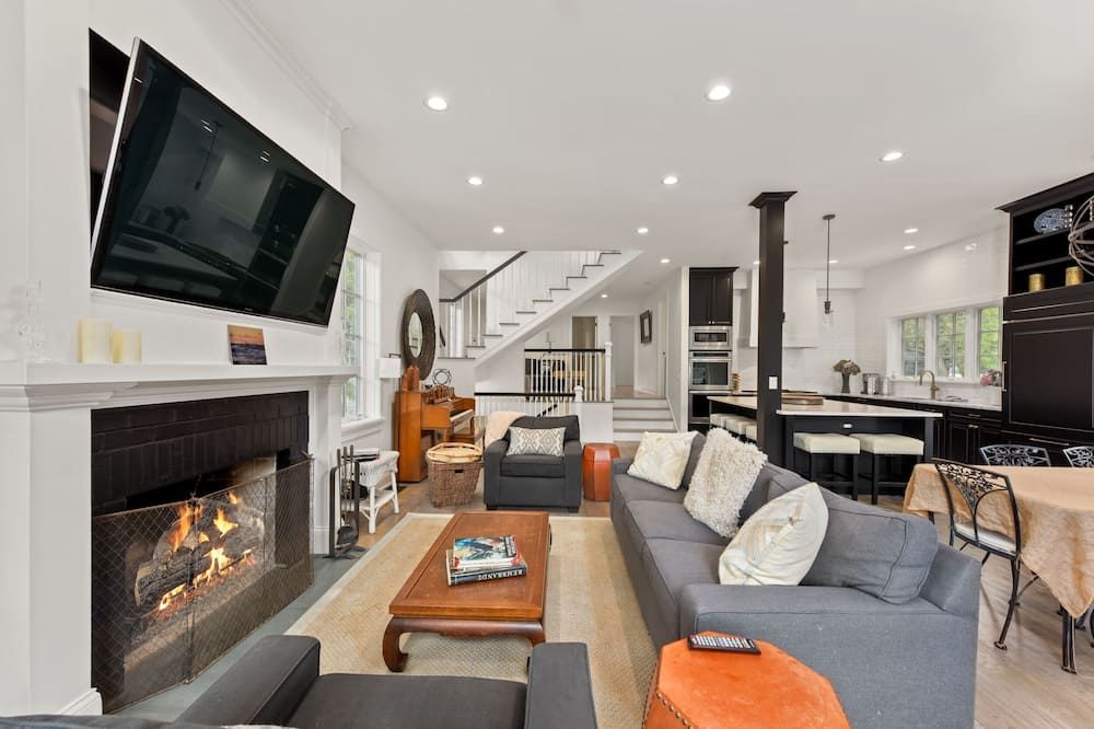 Casa Blanca in Miller Beach! - Gary - Sala de estar
