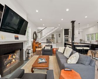 Casa Blanca in Miller Beach! - Gary - Living room