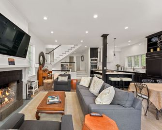 Casa Blanca in Miller Beach! - Gary - Sala de estar