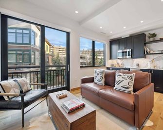 Riverfront Lodge 109 by East West Hospitality - Avon - Sala de estar