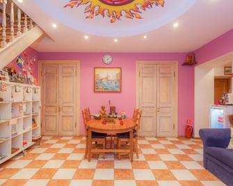 Italian Rooms and Apartments Pio on Mokhovaya 39 - سانت بيترسبورغ - غرفة طعام