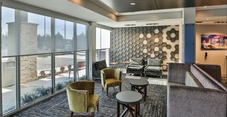 Holiday Inn Express & Suites Nashville Metrocenter Downtown, An IHG Hotel - Nashville - Lounge
