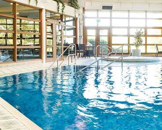 Cedar Court Wakefield Hotel - Wakefield - Zwembad