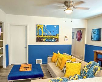 Bike to stadiums, 3-bedroom urban art house in Pittsburgh, kid and pet-friendly. - Pittsburgh - Wohnzimmer