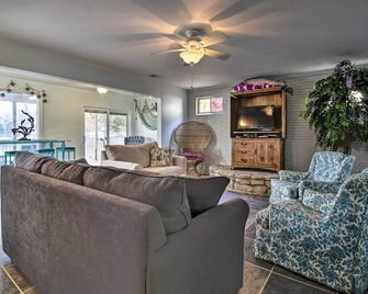 Lily Pad Oasis w/ Dock on Lake of the Ozarks! - Gravois Mills - Living room