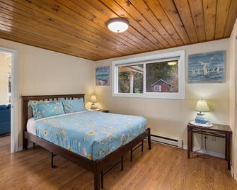 Jaybird Retreat: 2 cozy cottages, riverfront & mountain views from hot tub - Gold Bar - Bedroom